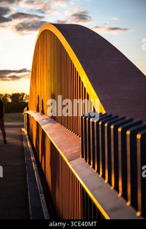 Brücke mit den Schatten der Menschen bei Sonnenuntergang, Queen Elizabeth Olympic Park in Stratford, London Borough of Newham, London, England, Großbritannien Stockfoto