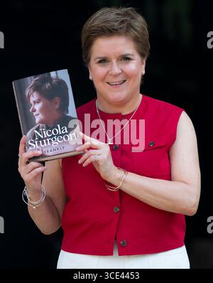 Edinburgh, Schottland, Großbritannien. August 2025. Die ehemalige Premierministerin Nicola Sturgeon erscheint im Edinburgh Book fFstival, um ihr Buch offen zu bewerben. Cred Stockfoto