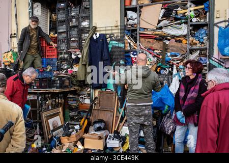 Ein Junk-Shop in Ermou, Athen, Griechenland Stockfoto