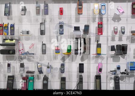 06. August 2025 - Cornwall, England, Großbritannien - Eine Sammlung alter Retro-Handys aus den 1980er, 1990er und frühen 2000er Jahren Stockfoto