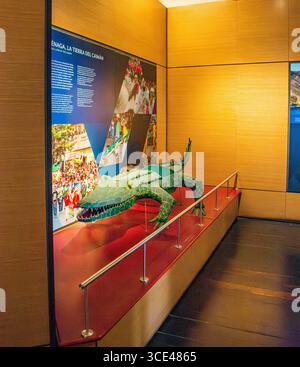 Farbenfrohe Krokodilskulptur, die im Tairona Gold Museum in Santa Marta ausgestellt wird und das kulturelle Erbe und die Kunstfertigkeit hervorhebt. Stockfoto