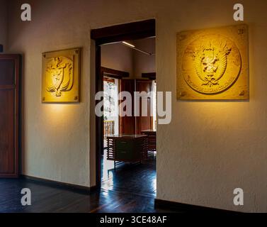 Werfen Sie einen Blick auf das Museo del Oro Tairona mit beleuchteten Wandbildern und Holzmöbeln in Santa Marta. Stockfoto