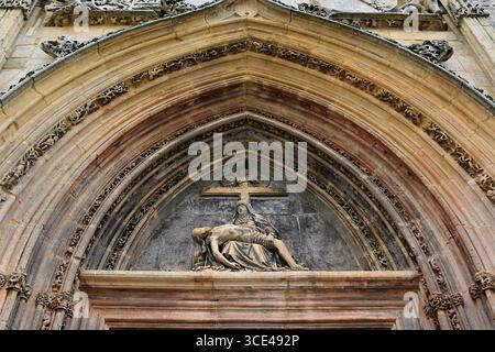 Das Tympanon über dem Eingangsportal der Kartäuserkirche Santa Maria de Miraflores bei Burgos Stockfoto
