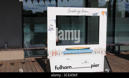 LONDON, Großbritannien - 5. AUGUST 2025 - Fotostand am fulham Pier in london, der lokale Wahrzeichen zeigt und Besucher einlädt, Erinnerungen festzuhalten Stockfoto