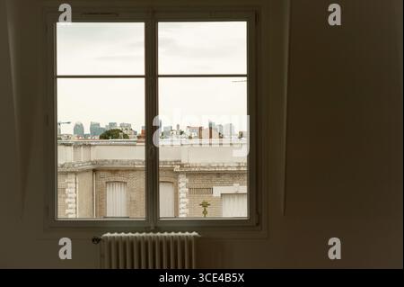 Klassische Pariser Dächer und Skyline Stockfoto