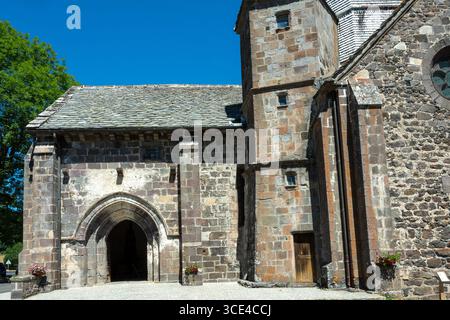 Compains, Eingang der Kirche Saint Georges, Region Cezallier, Puy de Dome, Auvergne Rhone Alpes, Frankreich Stockfoto