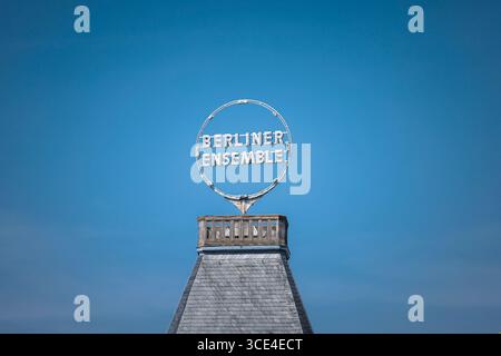 Berlin, Deutschland. August 2025. Das Logo des Berliner Ensembles auf dem Dach des Berliner Ensembles. Berlin, 15. August 2025. Quelle: dpa/Alamy Live News Stockfoto