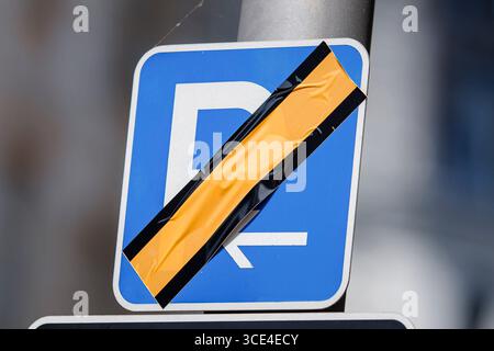 Berlin, Deutschland. August 2025. Das Verkehrsschild für einen Parkplatz in Berlin Mitte ist aufgeklebt. Berlin, 15. August 2025. Quelle: dpa/Alamy Live News Stockfoto