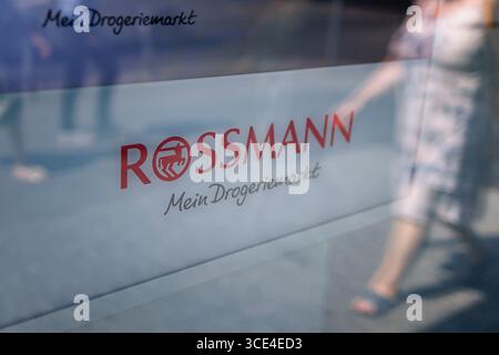 Berlin, Deutschland. August 2025. Logo der Drogeriekette Rossmann. Berlin, 15. August 2025. Quelle: dpa/Alamy Live News Stockfoto