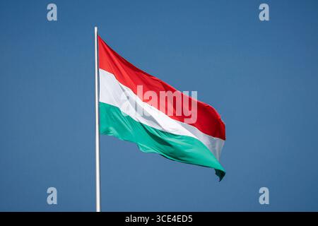 Berlin, Deutschland. August 2025. Die Nationalflagge Ungarns flattert im Wind. Berlin, 15. August 2025. Quelle: dpa/Alamy Live News Stockfoto