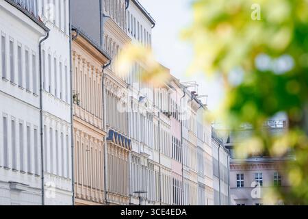 Berlin, Deutschland. August 2025. Blick auf die Fassaden von Mietwohnungen in Berlin withte.Berlin, 15.08.2025. Quelle: dpa/Alamy Live News Stockfoto