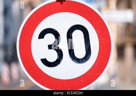 Berlin, Deutschland. August 2025. Verkehrszeichen mit einer Geschwindigkeitsbegrenzung von 30 in Berlin. Berlin, 15. August 2025. Quelle: dpa/Alamy Live News Stockfoto