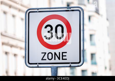 Berlin, Deutschland. August 2025. Verkehrsschild 30 Zone in Berlin mit. Berlin, 15. August 2025. Quelle: dpa/Alamy Live News Stockfoto