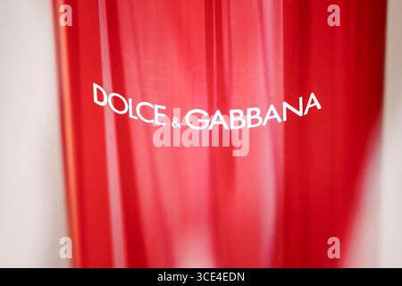 Berlin, Deutschland. August 2025. Das DOLCE & GABBANA Logo ist in einem Schaufenster zu sehen. Berlin, 15. August 2025. Quelle: dpa/Alamy Live News Stockfoto
