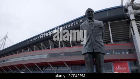 CARDIFF, Großbritannien - 8. AUGUST 2025 - die Bronzestatue von Sir Tasker Watkins, einem walisischen Soldaten, Richter und ehemaligen Präsidenten des World Rugby, steht stolz auf den Tag Stockfoto