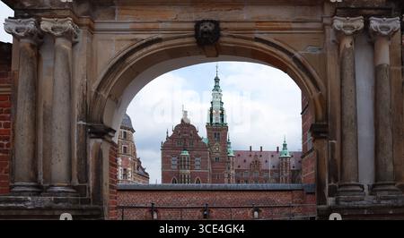Blick durch ein Tor zum Hauptgebäude der Burg Frederiksborg (Neuseeland, Dänemark) Stockfoto