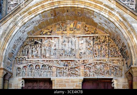Relief über dem Eingang der Abtei Sainte-Foy in Conques in der Region Perigord, Frankreich Stockfoto