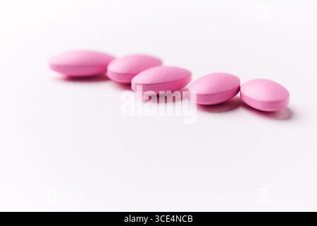 Multivitamintabletten auf hellem Papierhintergrund. Nahaufnahme. Kopierbereich Stockfoto