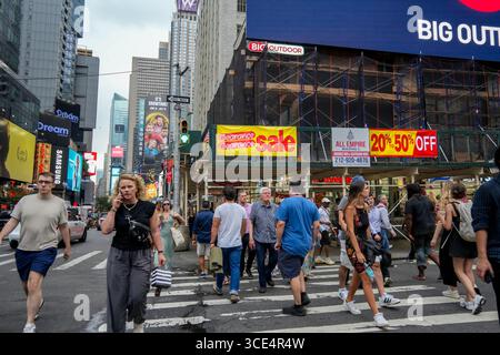 Aktivitäten am Times Square in New York am Mittwoch, 30. Juli 2025. New York City erlebt in diesem Jahr einen Rückgang des Tourismus, der Berichten zufolge auf die Politik der Trump-Regierung zurückzuführen ist. (© Richard B. Levine) Stockfoto