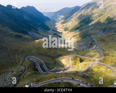 Der Transfagarasan Highway schlängelt sich durch die karpaten in rumänien Stockfoto