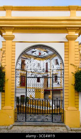 Weiße und gelbe Architektur mit einem eingezäunten Innenhof in der Fußgängerzone Sevilla Stierkampfring Calle Circo Sevilla Andalusien Spanien Europa Stockfoto