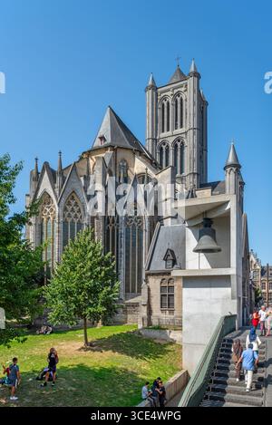 St. Nikolaus Kirche / Sint-Niklaaskerk und Glocke Klokke Roeland am Emile Braunplein in der Stadt Gent / Gent im Sommer, Ostflandern, Belgien Stockfoto