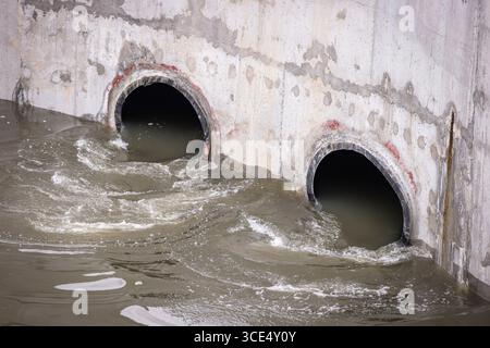 Moderne Kläranlage mit großen Klärbecken, Filtersystemen und industrieller Infrastruktur zur Unterstützung der Wasserreinigung und Umw Stockfoto
