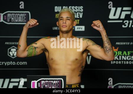 Chicago, Il, Chicago, Il, USA. August 2025. CHICAGO, IL - 15. August: Bryan Battle Steps auf der Skala für die offiziellen Wiege für UFC 319 - du Plessis vs Chimaev im United Center am 15. August 2025 in Chicago, IL (Foto: Louis Grasse/PxImages) (Credit Image: © Louis Grasse/PX Imagens via ZUMA Press Wire) NUR REDAKTIONELLE VERWENDUNG! Nicht für kommerzielle ZWECKE! Stockfoto