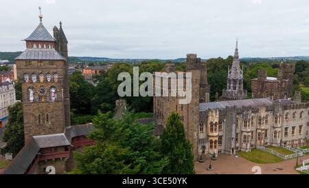 CARDIFF, Großbritannien - 8. AUGUST 2025 - aus der Vogelperspektive auf Cardiff Castle, ein mittelalterliches Schloss und viktorianisches Herrenhaus im Revival-Stil im Stadtzentrum von Car Stockfoto