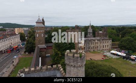 CARDIFF, Großbritannien - 8. AUGUST 2025 - aus der Vogelperspektive auf Cardiff Castle, eine mittelalterliche Burg und viktorianisches Herrenhaus im Revival-Stil im Stadtzentrum von Car Stockfoto