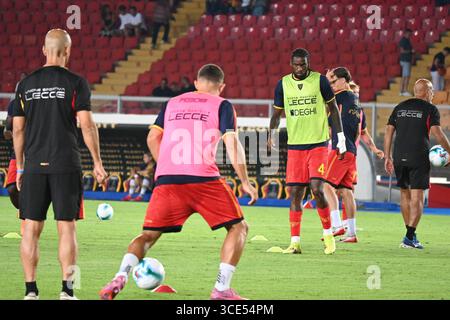 Lecce, Italien. August 2025. Lecce warm Up während US Lecce gegen SS Juve Stabia, italienisches Fußball-Coppa Italia Spiel in Lecce, Italien, 15. August 2025 Credit: Independent Photo Agency/Alamy Live News Stockfoto