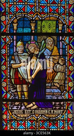 Rochefort, Belgien - 23. Juli 2025: Buntglasfenster, in dem Jesus von Pontius Pilatus zum Tode verurteilt wird, dargestellt wird Stockfoto