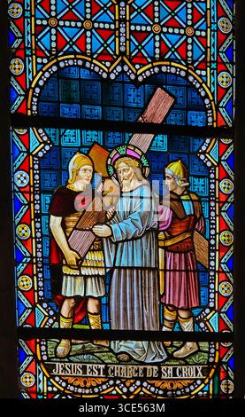 Rochefort, Belgien - 23. Juli 2025: Buntglasfenster, in dem Jesus das Kreuz von römischen Soldaten erhält, das die zweite Station der Kirche darstellt Stockfoto