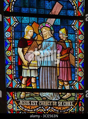 Rochefort, Belgien - 23. Juli 2025: Buntglasfenster, in dem Jesus das Kreuz von römischen Soldaten erhält, das die zweite Station der Kirche darstellt Stockfoto