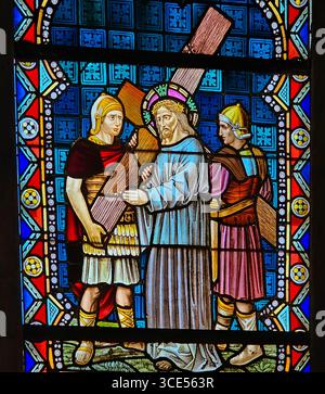Rochefort, Belgien - 23. Juli 2025: Buntglasfenster, in dem Jesus das Kreuz von römischen Soldaten erhält, das die zweite Station der Kirche darstellt Stockfoto