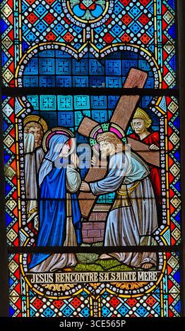 Rochefort, Belgien - 23. Juli 2025: Buntglasfenster mit Darstellung der vierten Kreuzstation: Jesus trifft seine Gottesmutter auf dem Weg nach Calva Stockfoto