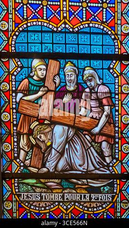 Rochefort, Belgien - 23. Juli 2025: Buntglasfenster, das den zweiten Fall Jesu unter dem Gewicht des Kreuzes darstellt, ein wichtiger Moment in der Station Stockfoto