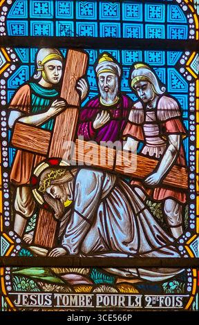 Rochefort, Belgien - 23. Juli 2025: Buntglasfenster, das den zweiten Fall Jesu unter dem Gewicht des Kreuzes darstellt, ein wichtiger Moment in der Station Stockfoto