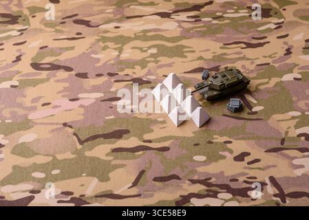 Panzerabsperrung oder Drachenzähne aus Beton und Eisen als Befestigung. Drachenzähne als Schutz vor feindlichen Panzern Stockfoto