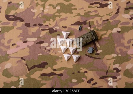 Panzerabsperrung oder Drachenzähne aus Beton und Eisen als Befestigung. Drachenzähne als Schutz vor feindlichen Panzern Stockfoto