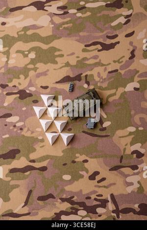 Panzerabsperrung oder Drachenzähne aus Beton und Eisen als Befestigung. Drachenzähne als Schutz vor feindlichen Panzern Stockfoto