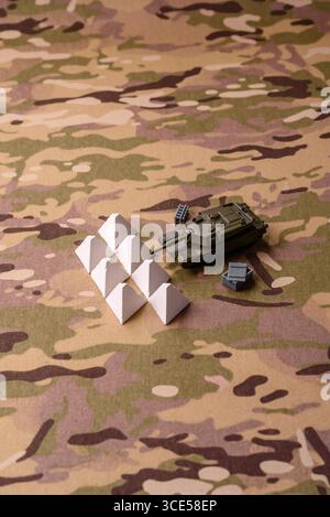 Panzerabsperrung oder Drachenzähne aus Beton und Eisen als Befestigung. Drachenzähne als Schutz vor feindlichen Panzern Stockfoto