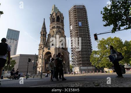 Berlin, Deutschland. August 2025. Menschen in der Kaiser-Wilhelm-Gedächtniskirche in Berlin, 15. August 2025. (Foto: Michael Kuenne/PRESSCOV/SIPA USA) Credit: SIPA USA/Alamy Live News Stockfoto