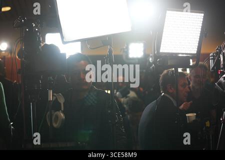 Anchorage, USA. August 2025. Journalisten arbeiten in einem Pressesaal vor einem Treffen zwischen dem russischen Präsidenten Wladimir Putin und dem US-Präsidenten Donald Trump am 15. August 2025 in der Joint Base Elmendorf-Richardson in Anchorage, Alaska, USA. Quelle: Wu Xiaoling/Xinhua/Alamy Live News Stockfoto