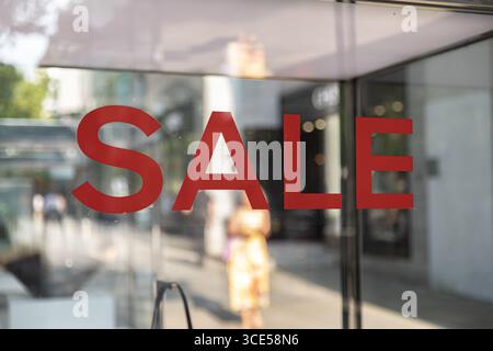 Berlin, Deutschland. August 2025. Große rote „SALE“-Schilder sind am Kurfürstendamm in Berlin am Freitag, den 15. August 2025 angebracht. Während der Sommermonate ziehen die Rabatte zum Saisonende Einheimische und internationale Touristen an. (Foto: Michael Kuenne/PRESSCOV/SIPA USA) Credit: SIPA USA/Alamy Live News Stockfoto