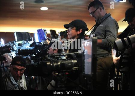 Anchorage, USA. August 2025. Journalisten arbeiten in einem Pressesaal vor einem Treffen zwischen dem russischen Präsidenten Wladimir Putin und dem US-Präsidenten Donald Trump am 15. August 2025 in der Joint Base Elmendorf-Richardson in Anchorage, Alaska, USA. Quelle: Wu Xiaoling/Xinhua/Alamy Live News Stockfoto