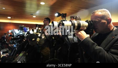 Anchorage, USA. August 2025. Journalisten arbeiten in einem Pressesaal vor einem Treffen zwischen dem russischen Präsidenten Wladimir Putin und dem US-Präsidenten Donald Trump am 15. August 2025 in der Joint Base Elmendorf-Richardson in Anchorage, Alaska, USA. Quelle: Wu Xiaoling/Xinhua/Alamy Live News Stockfoto