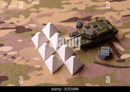 Panzerabsperrung oder Drachenzähne aus Beton und Eisen als Befestigung. Drachenzähne als Schutz vor feindlichen Panzern Stockfoto