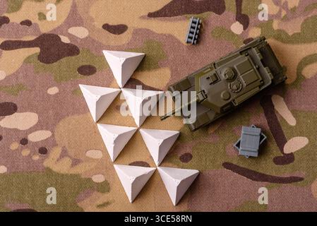 Panzerabsperrung oder Drachenzähne aus Beton und Eisen als Befestigung. Drachenzähne als Schutz vor feindlichen Panzern Stockfoto