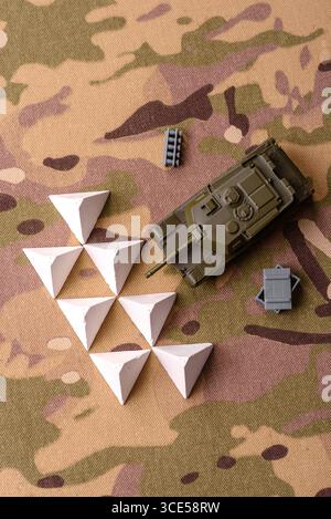 Panzerabsperrung oder Drachenzähne aus Beton und Eisen als Befestigung. Drachenzähne als Schutz vor feindlichen Panzern Stockfoto